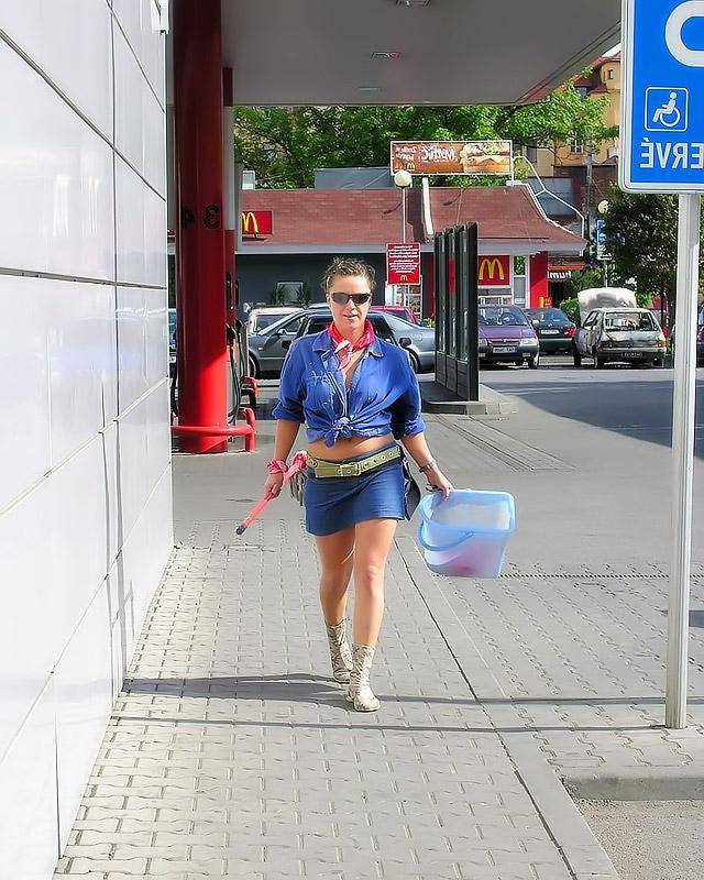 Молодая уборщица наслаждается сосанием в комнате минета 1 фотография