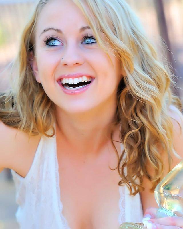 Девушка с огромным стеклянным дилдо 6 фотография