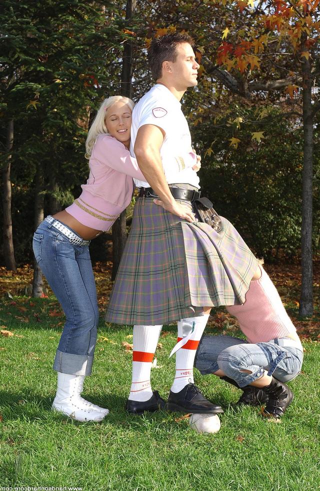 Шотландец вздрючил двух красоток 4 фотография