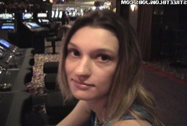 Соска поработала губками в машине 2 фотография