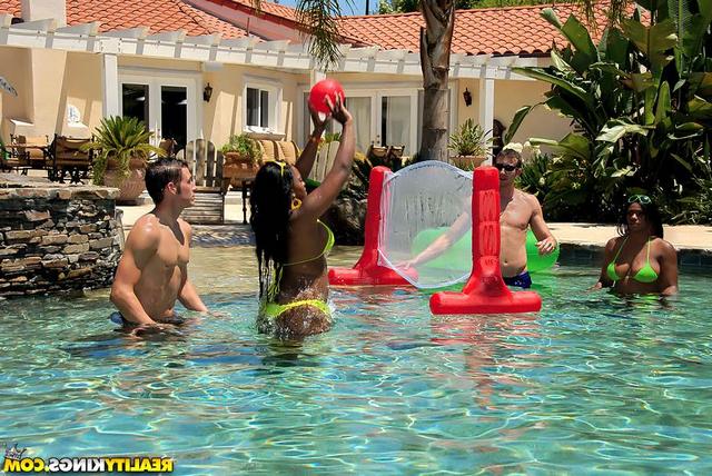 Групповуха с чёрными дырками 11 фотография