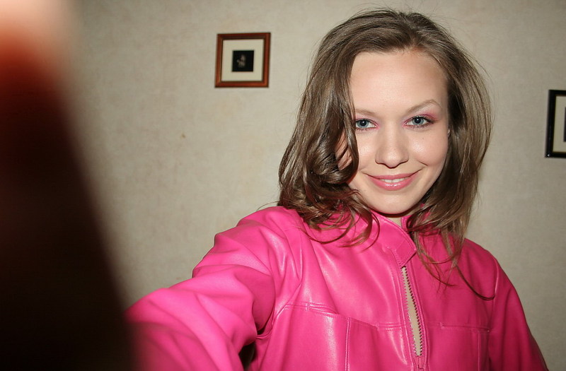 Стройная молодуха раздевается после прогулки 1 фотография