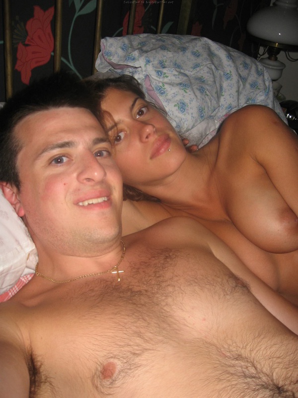 Потаскушка в купальнике купается в бассейне 20 фотография