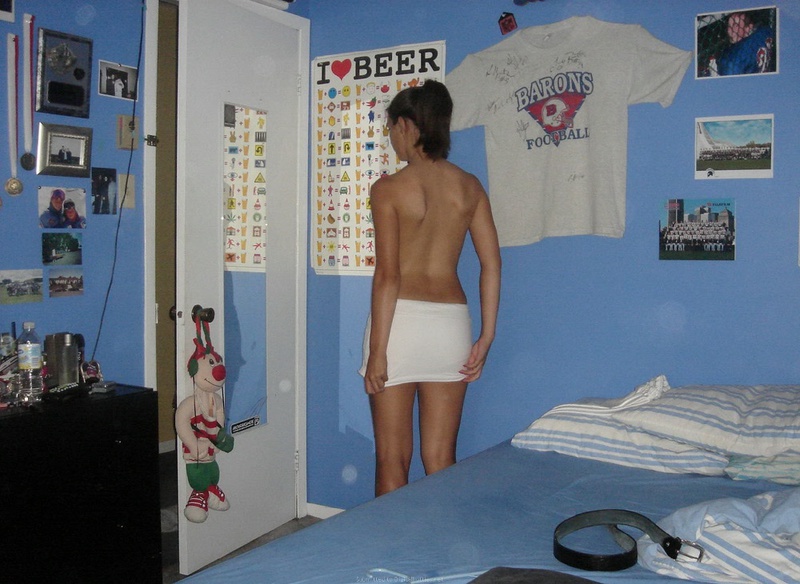 Молоденькая легла на постель в трусиках и футболке 16 фотография