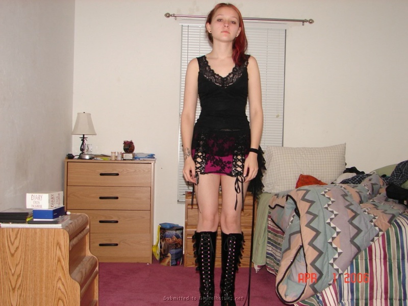 Водвадцатилетняя неформалка показывает крупным планом узкую писю 24 фотография