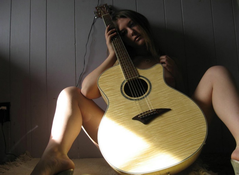 Музыкантка позирует рядом с гитарой 20 фотография