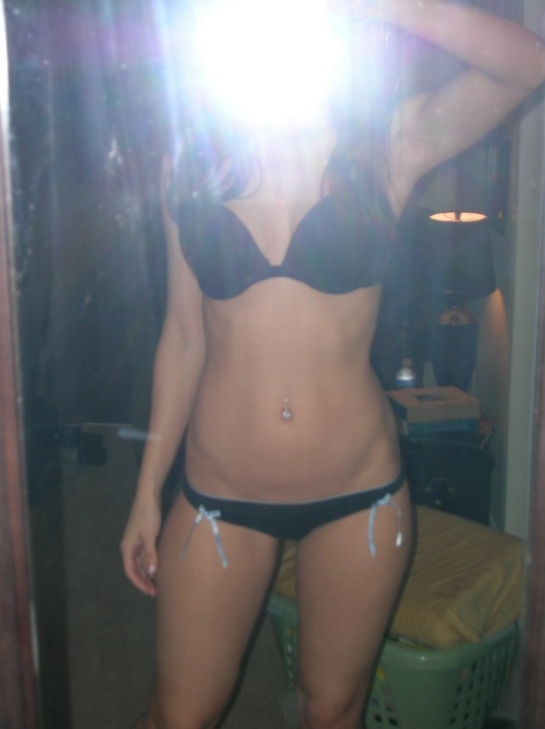 Сучка в трусиках вертится перед зеркалом 6 фотография