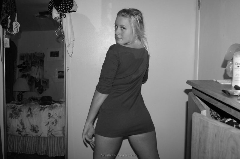 Настя разделась догола чтобы запечатлеть свои прелести 2 фотография