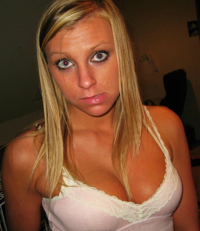 Дама сосет длинный хер в темной спальне 20 фотография