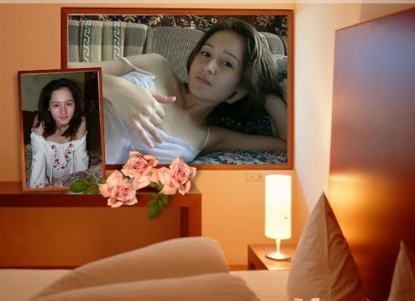 Миловидная казашка на постели стягивает с себя трусы 2 фотография