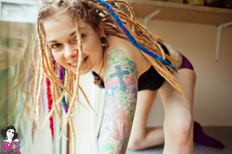 Лукума оголила татуированное тело на кухне 10 фотография