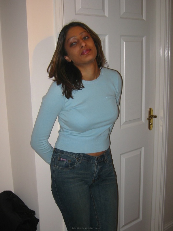 Смуглая мамка валяется на диване почти без ничего 12 фотография