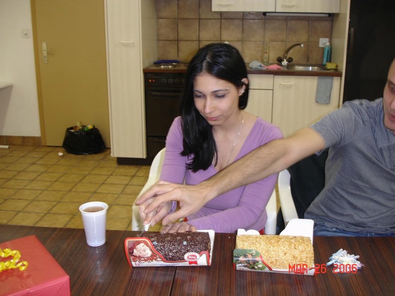 Грудастая брюнетка на берегу показывает письку 3 фотография