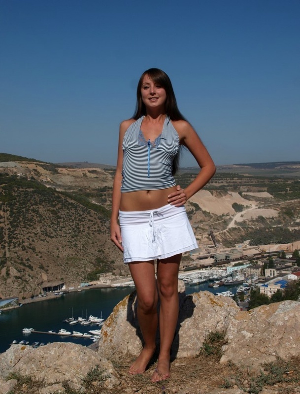 Худенькая брюнетка медленно разделась на вершине горы 1 фотография