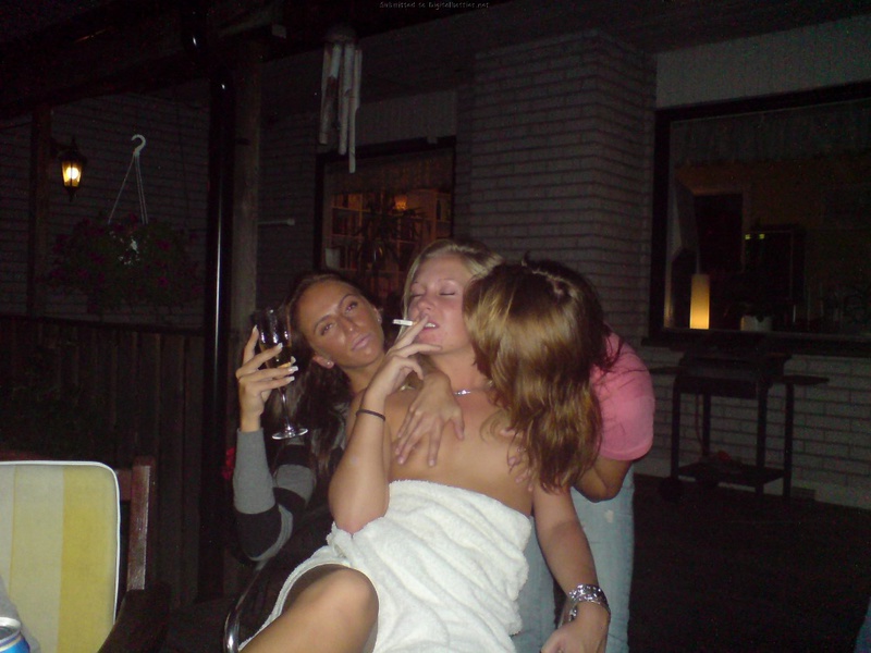 Дева на вечеринке напилась и стала раздеваться 10 фотография