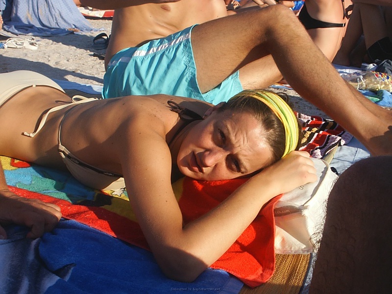 Зазноба сидит с подругой на песке в одних плавках 15 фотография