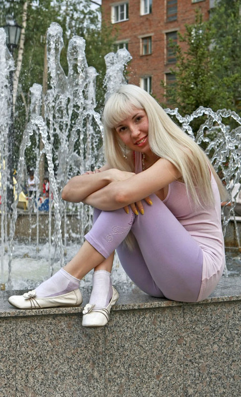 Конопатая модель показывает небритый лобок во время съемки 7 фотография