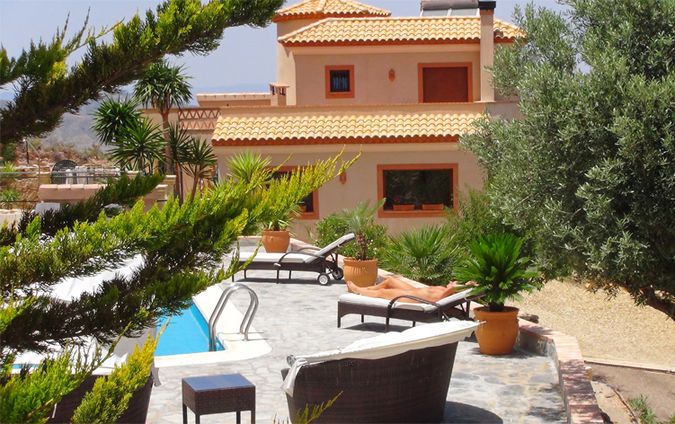 Зрелая стерва отдыхает на вилле 2 фотография