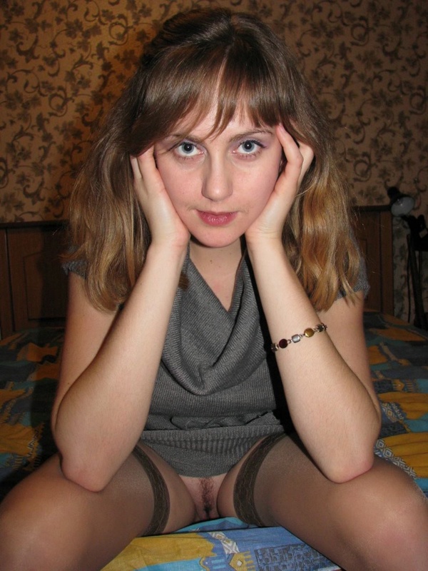 Стройная кокетка стягивает трусики в квартире 15 фотография