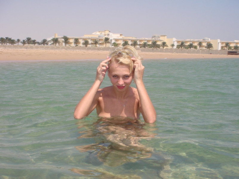 Виктория на море купается только без купальника 13 фотография