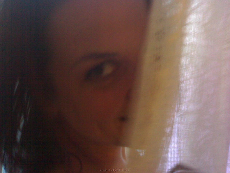 Сучка в ошейнике пытается надеть презерватив на член 4 фотография