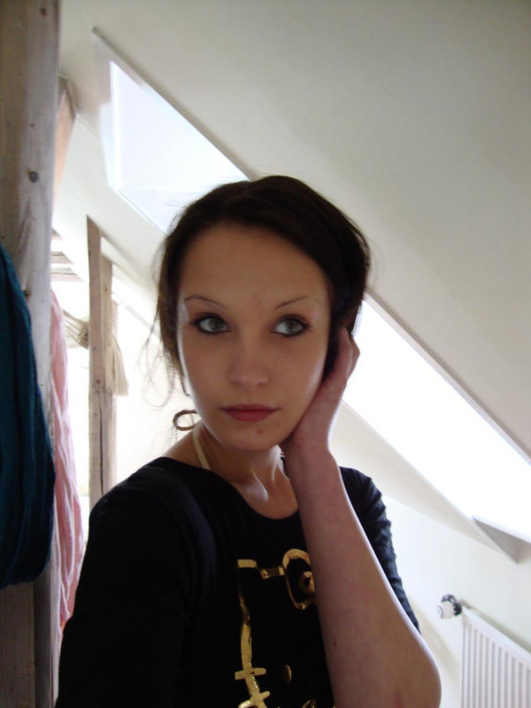 Худенькая телочка хочет трахнуть себя большим дилдо в сочную киску 1 фотография