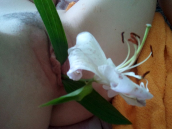 Красотка засунула в киску белый цветок 3 фотография