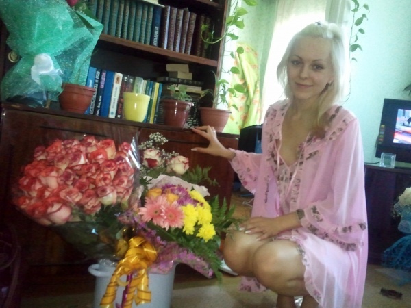 Красотка засунула в киску белый цветок 1 фотография