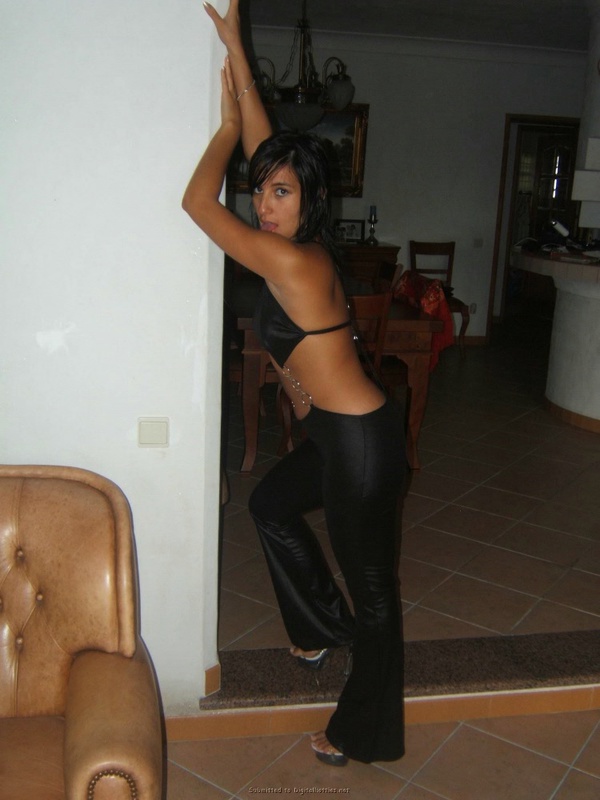 Ребекка ползает по полу в облегающем наряде 8 фотография