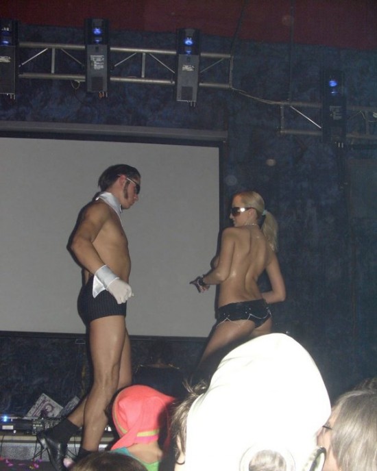 Голая блондиночка катается на катере 16 фотография