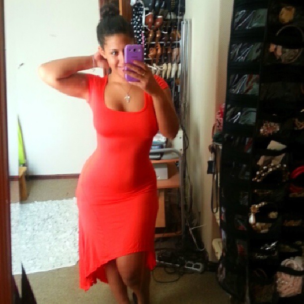 Цыпочка оттопырила попку для удачного кадра 2 фотография