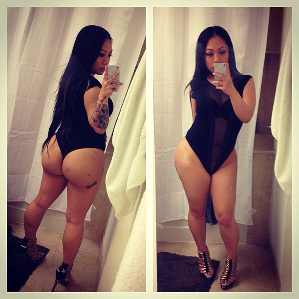 Американская чувиха показывает задницу перед зеркалом 3 фотография