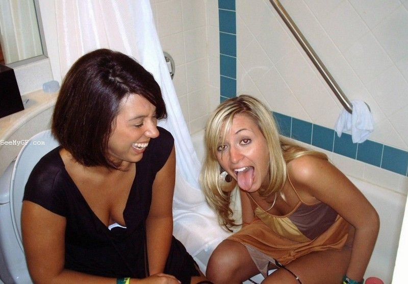 Соблазнительные марамойки не против заняться развратом 7 фотография