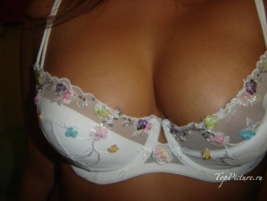 Сучка шалит на постели в своей комнате 7 фотография