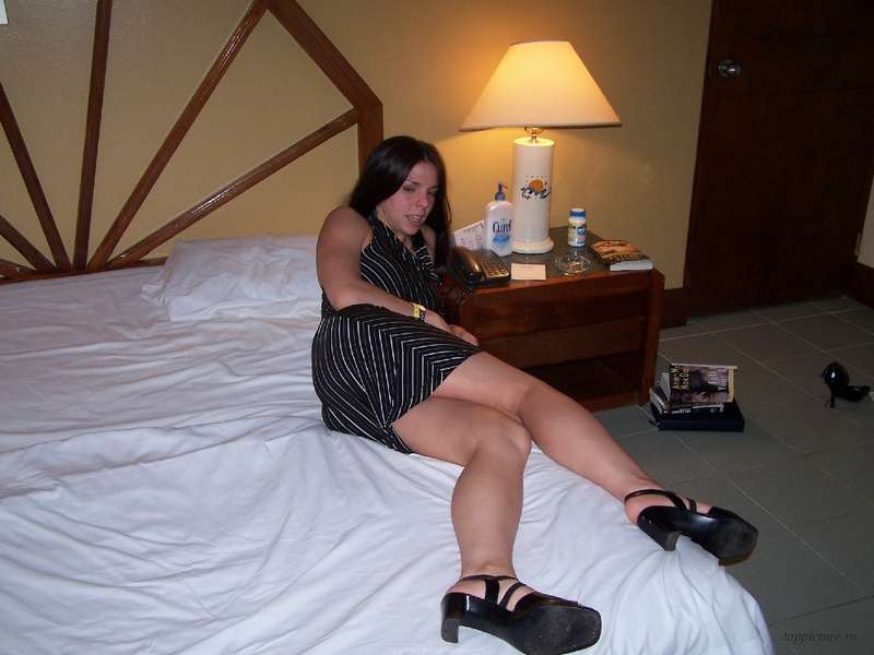 Гибкая шалашовка мастурбирует стоя на мостике в спальне 2 фотография