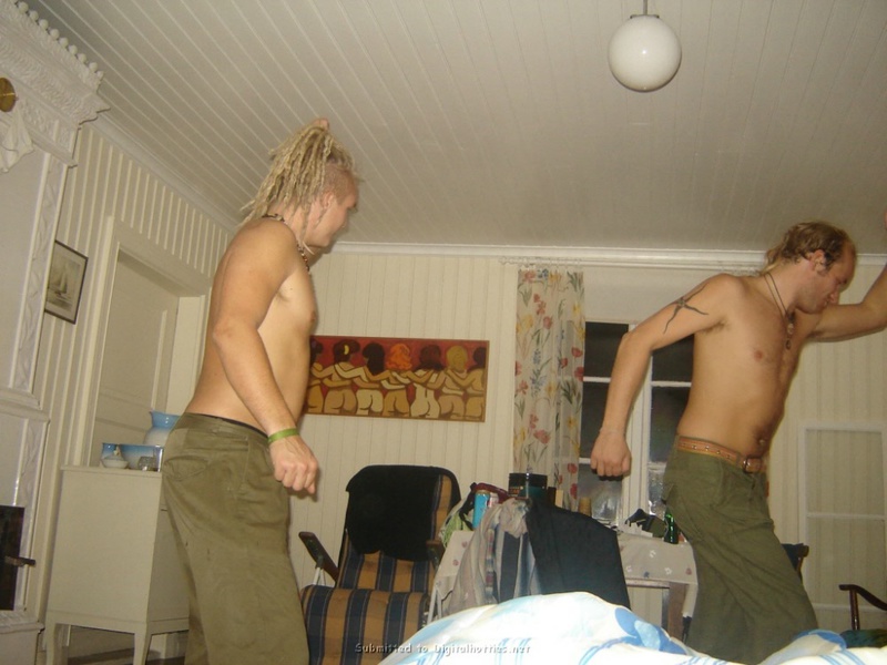 Пьяные девки показывают титьки на деревенской вечеринке 18 фотография