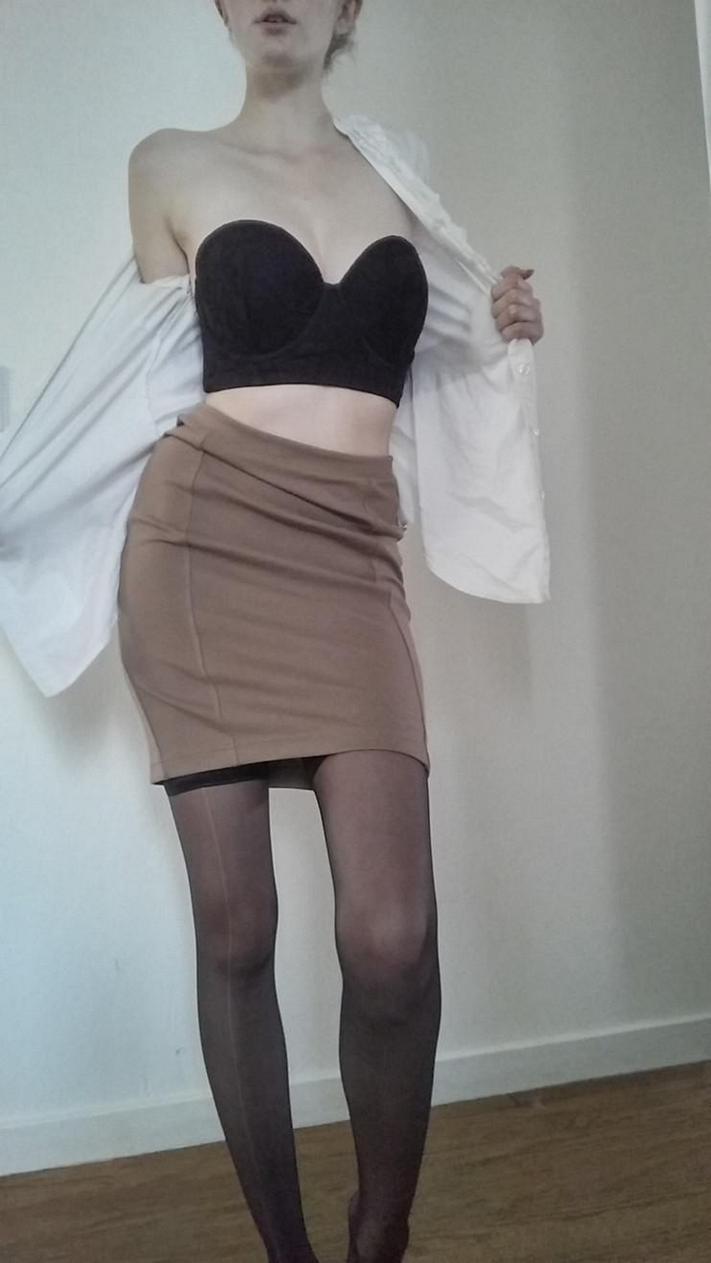 Длинноволосая девка вывалила пышные дойки и проветрила аккуратную письку 1 фотография