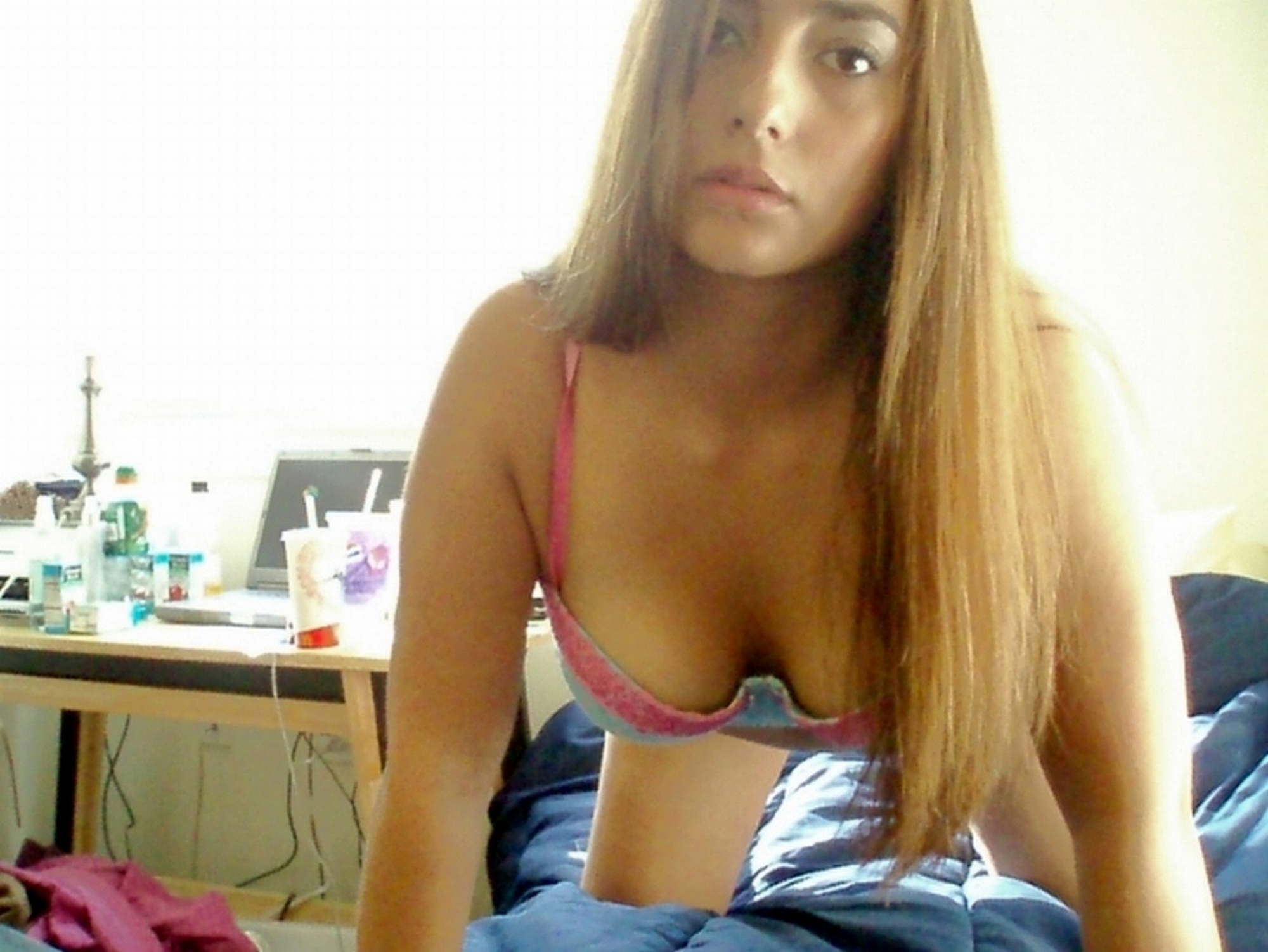 Кавказская грешница часто устраивает разврат у себя дома 3 фотография